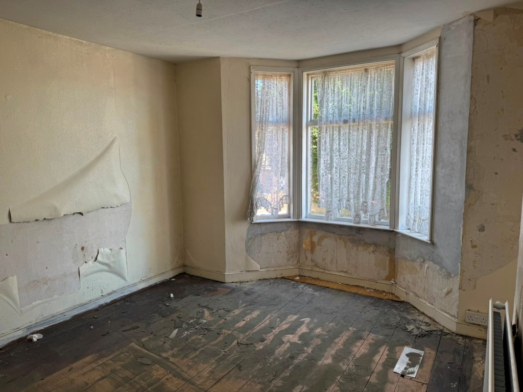 Lot: 141 - SEMI-DETACHED HOUSE FOR IMPROVEMENT - A Bedroom